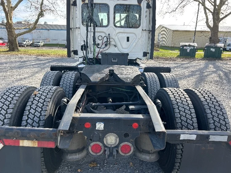 2019 Freightliner Cascadia in Cleona, PA — photo 6