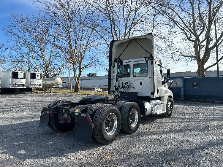 2019 Freightliner Cascadia in Cleona, PA — photo 7