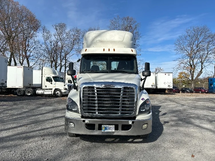 2019 Freightliner Cascadia in Cleona, PA — photo 2