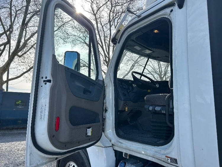2019 Freightliner Cascadia in Cleona, PA — photo 9