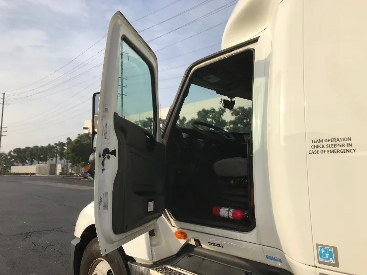 2023 International LT - image 9