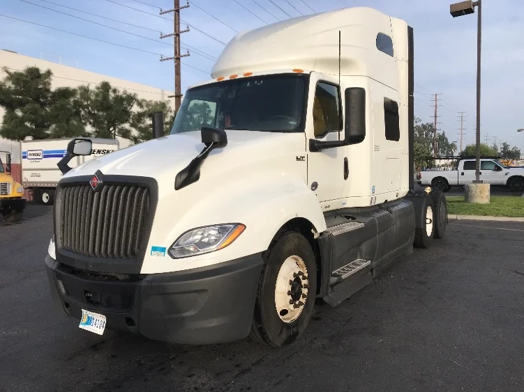 2023 International LT - image 3