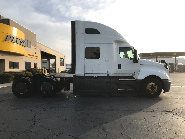 2023 International LT - image 8