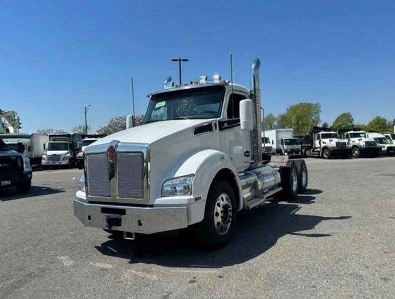 2027 Kenworth T880 in Enfield, CT — photo 2