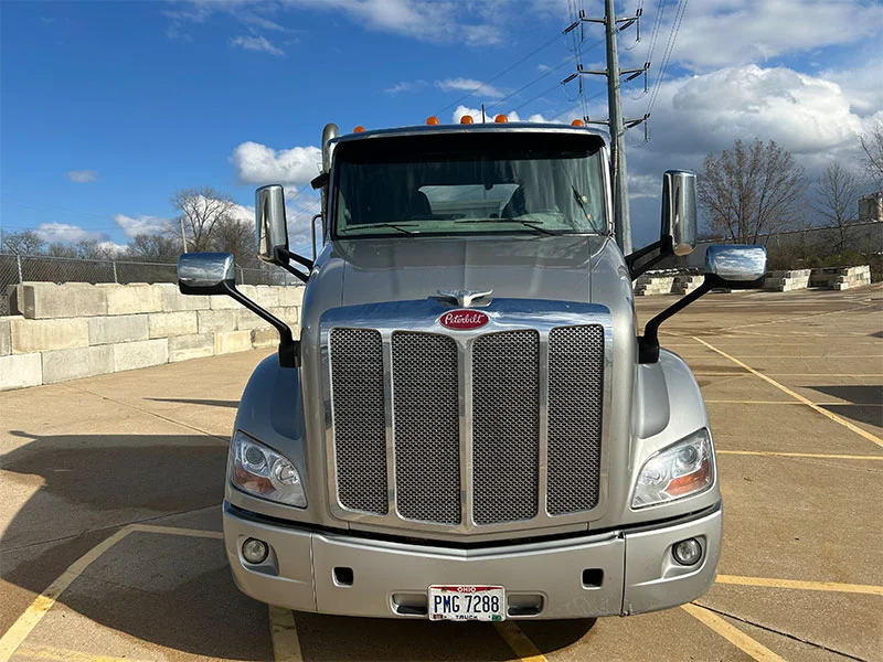 2021 Peterbilt 579 in Broadview Hts, OH — photo 2