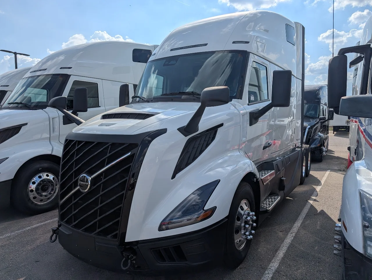 2026 Volvo VNL 860 in Sterling Heights, MI — photo 2