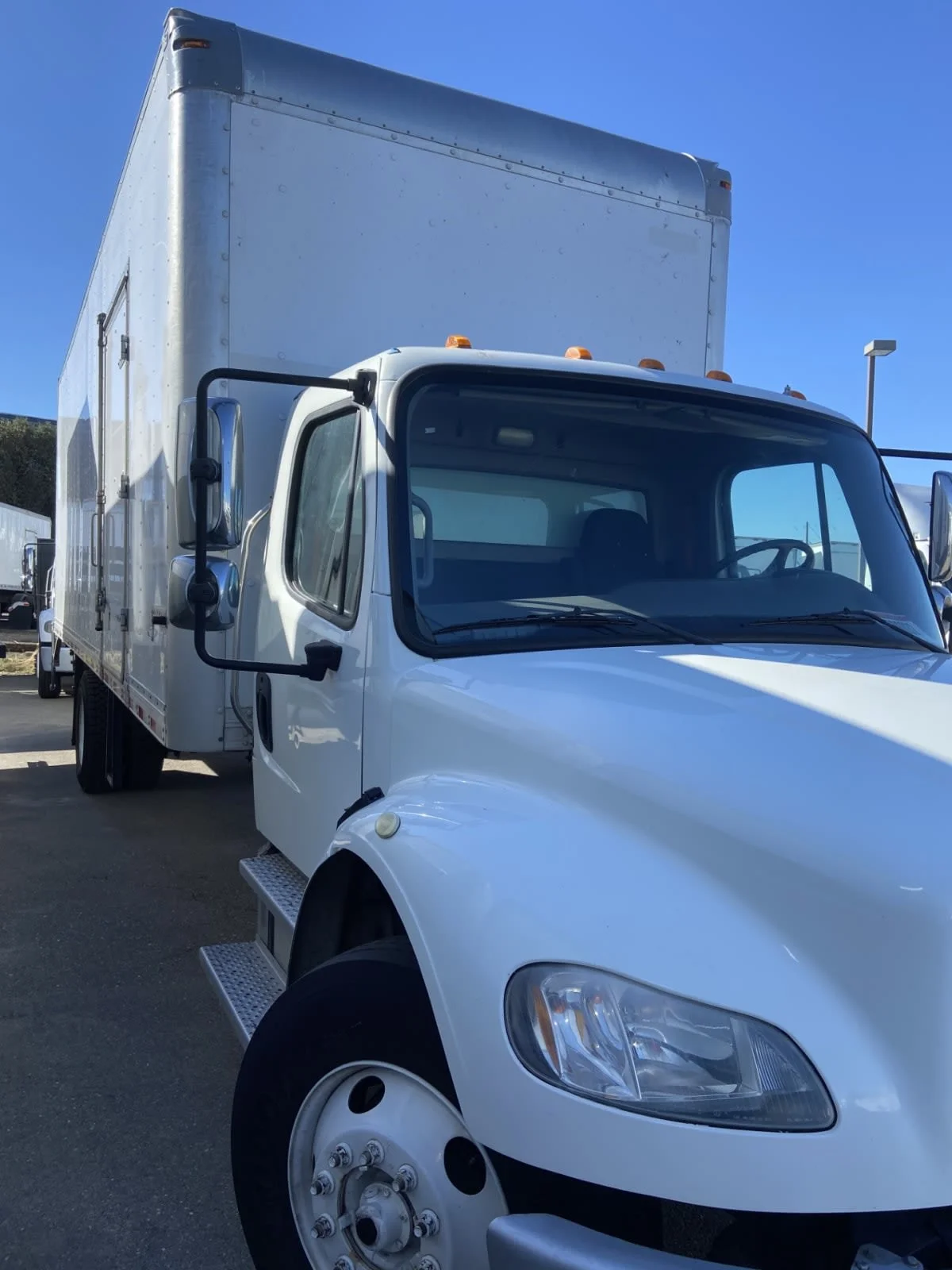 2018 Freightliner M2 106 - image 3