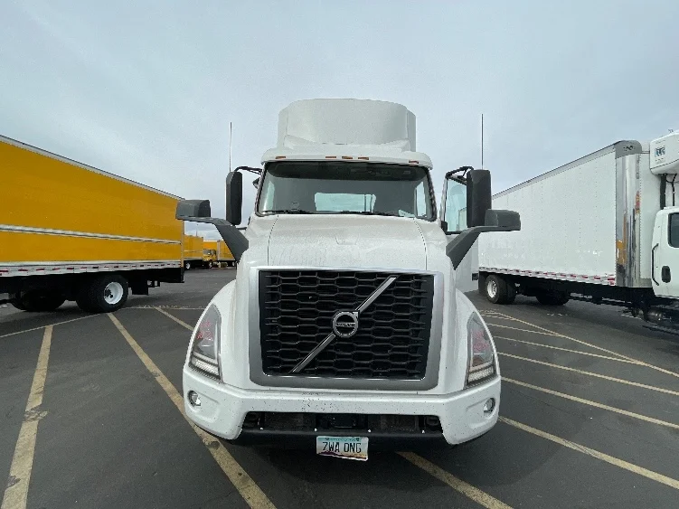 2021 Volvo VNR 640 - image 2