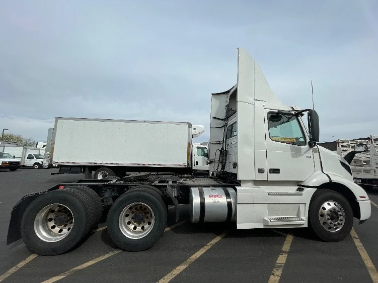 2021 Volvo VNR 640 in Phoenix, AZ — photo 8