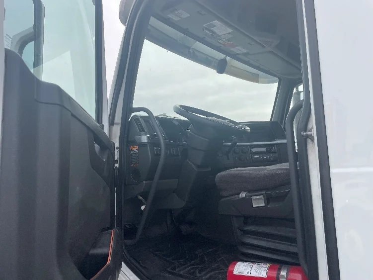 2021 Volvo VNR 640 - image 9