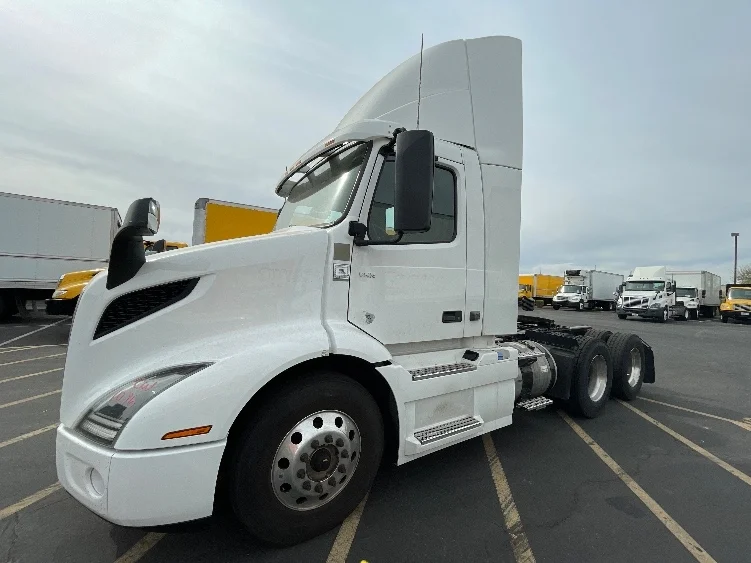 2021 Volvo VNR 640 - image 3