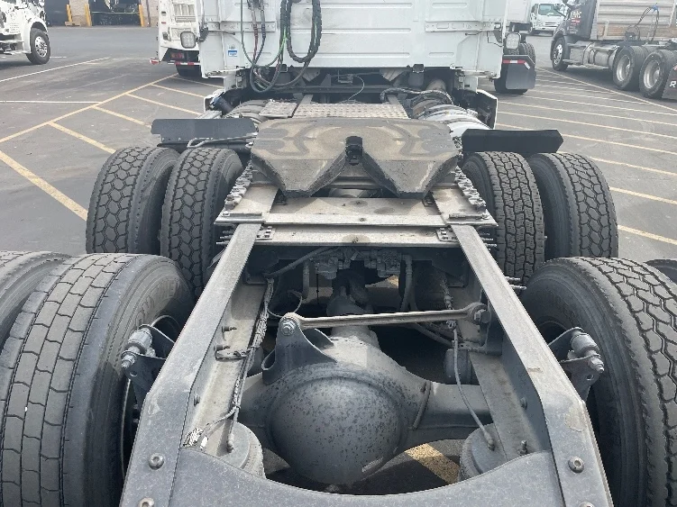 2021 Volvo VNR 640 in Phoenix, AZ — photo 6