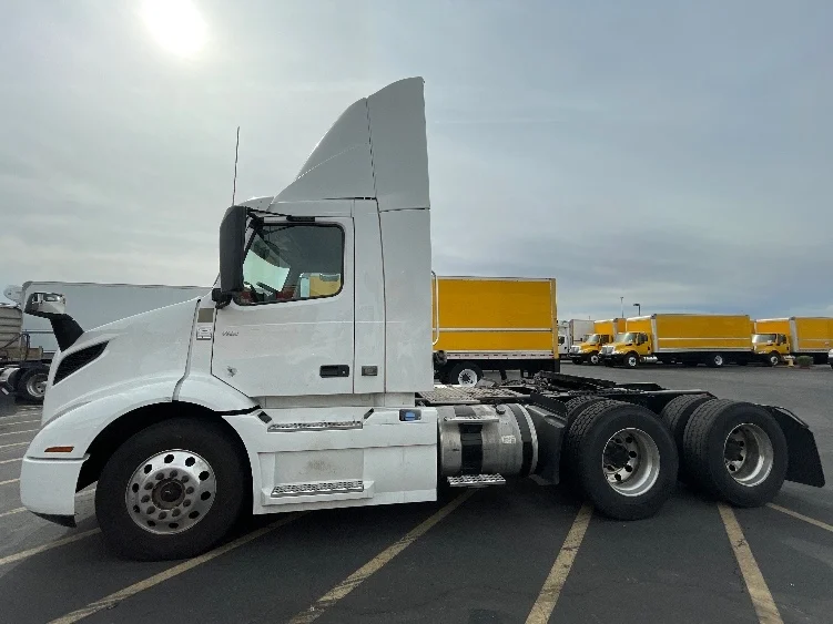 2021 Volvo VNR 640 in Phoenix, AZ — photo 4