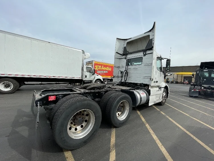 2021 Volvo VNR 640 in Phoenix, AZ — photo 7