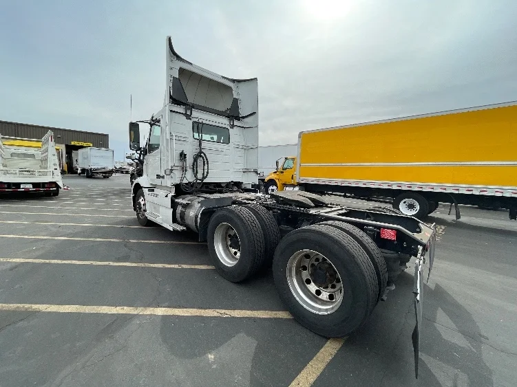 2021 Volvo VNR 640 in Phoenix, AZ — photo 5