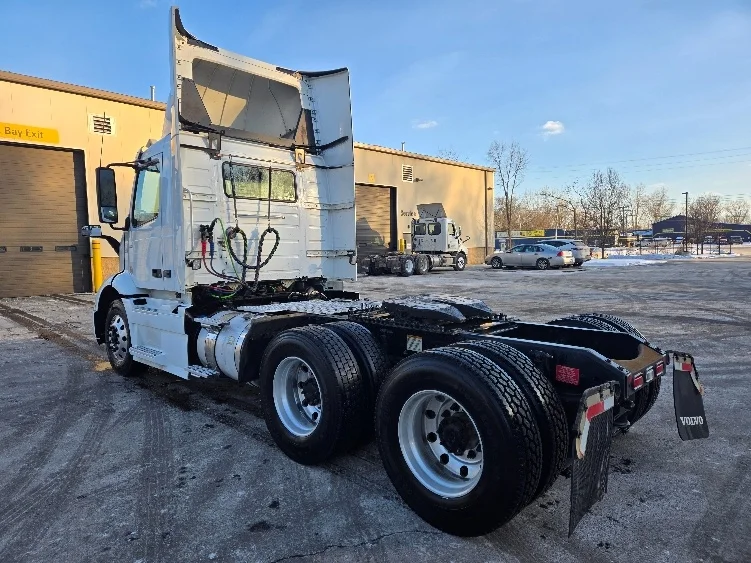 2021 Volvo VNR 640 - image 5