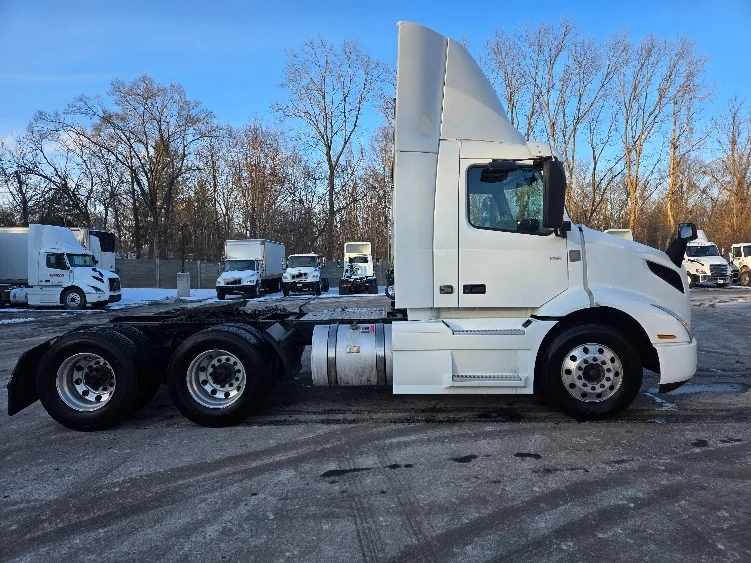 2021 Volvo VNR 640 - image 8