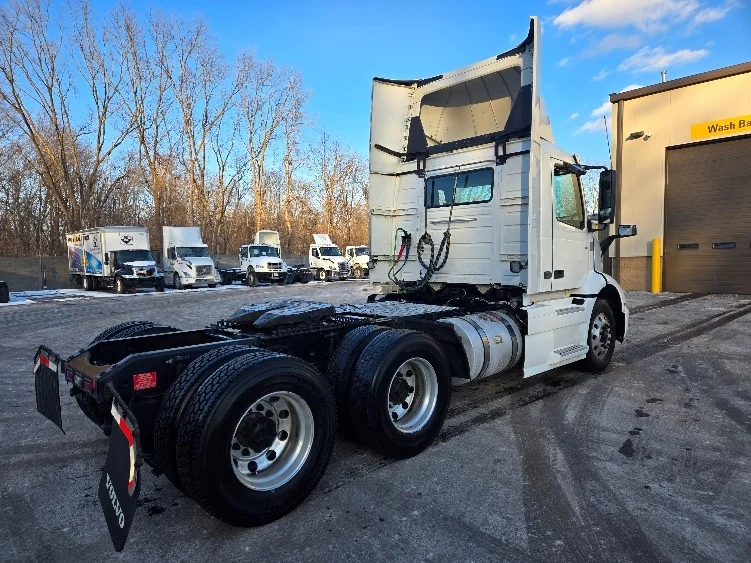 2021 Volvo VNR 640 - image 7