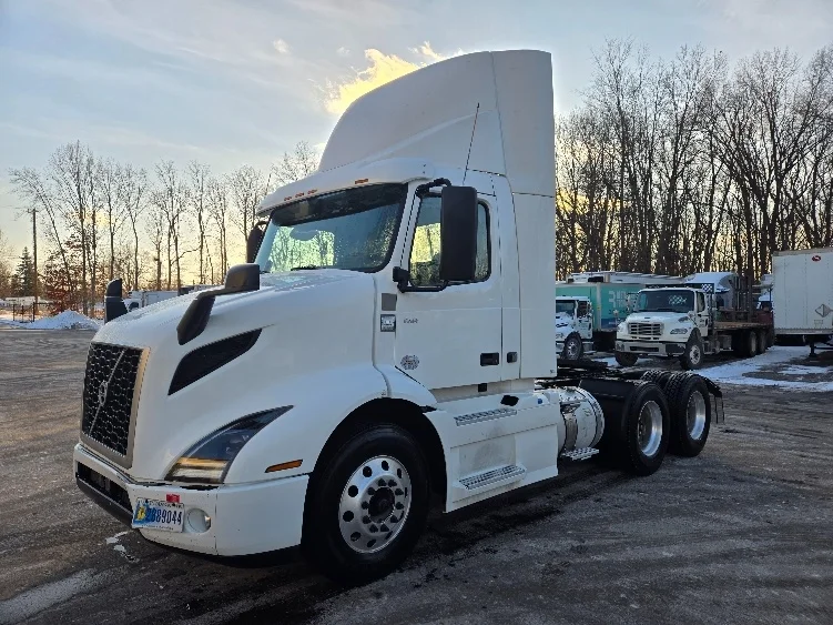 2021 Volvo VNR 640 - image 3