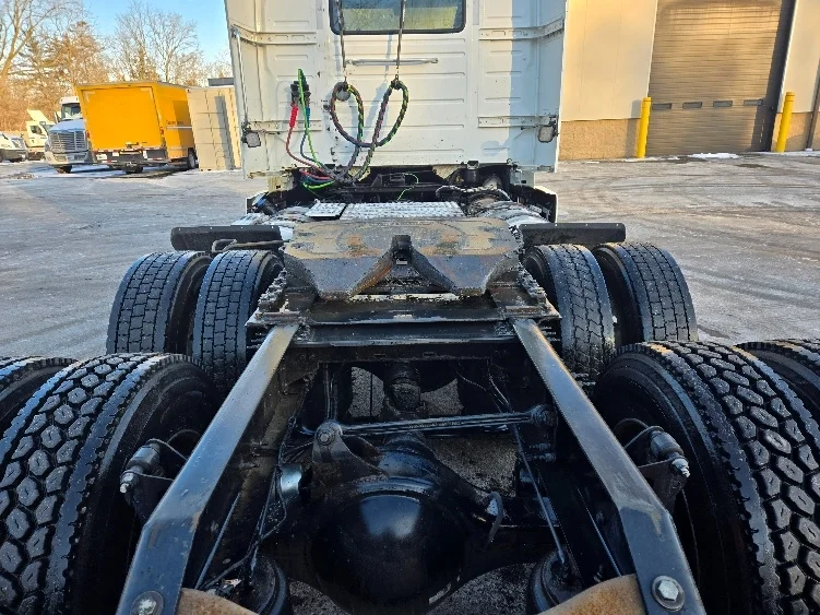 2021 Volvo VNR 640 - image 6