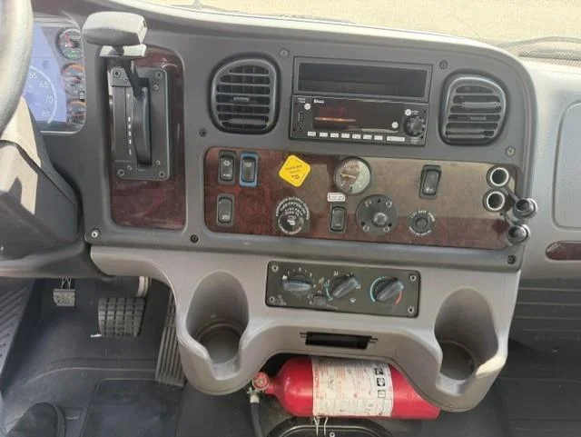 2020 Freightliner M2 106 — photo 13