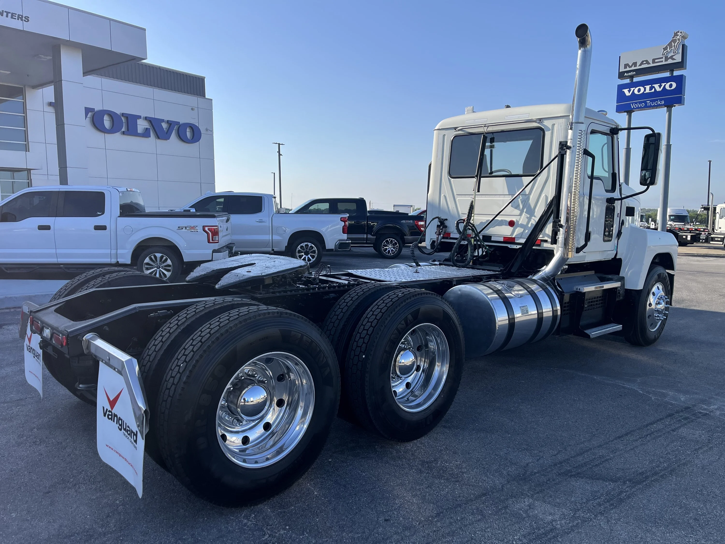 2022 Mack Pinnacle in Austin, TX — photo 3