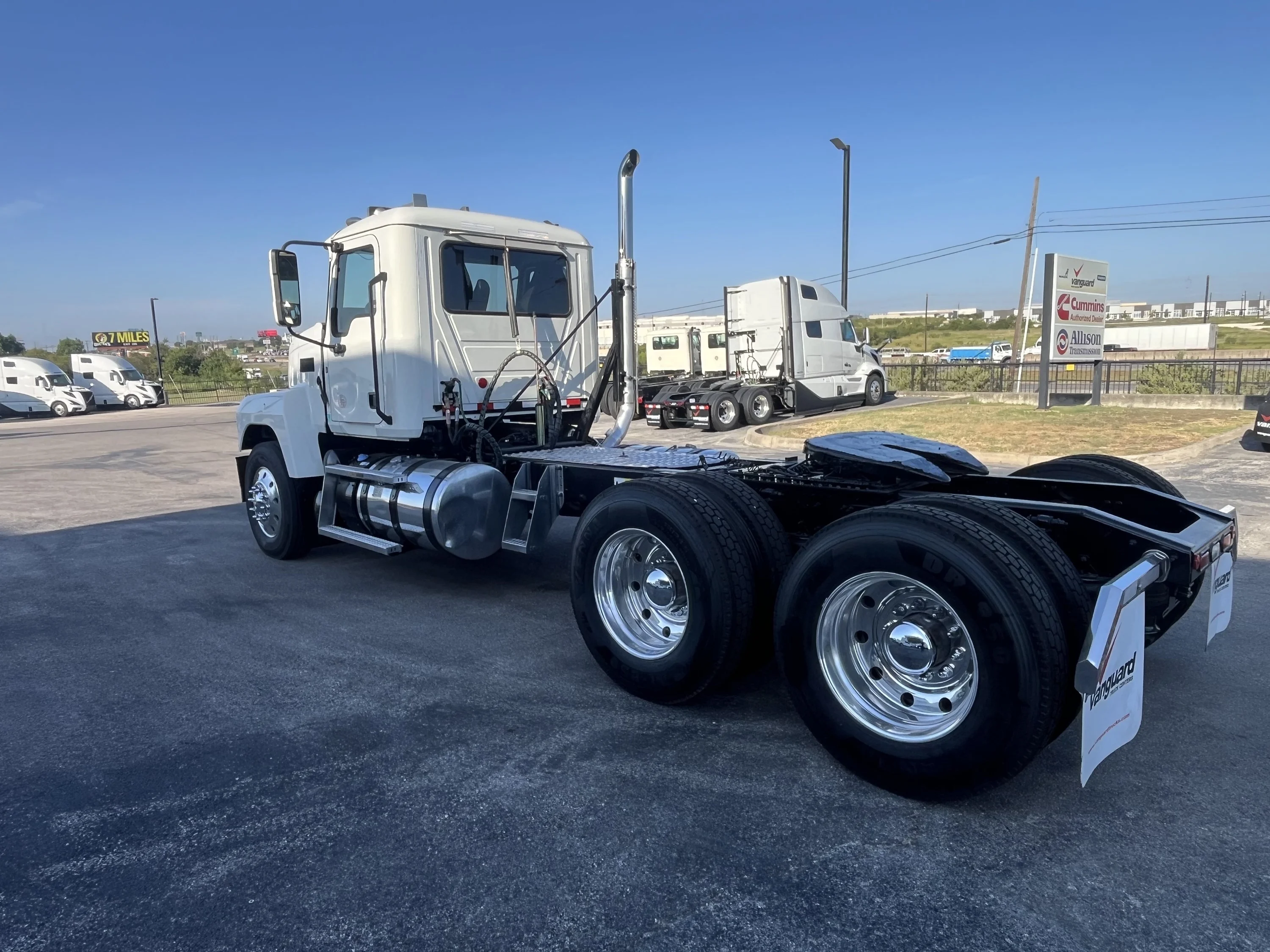 2022 Mack Pinnacle in Austin, TX — photo 4