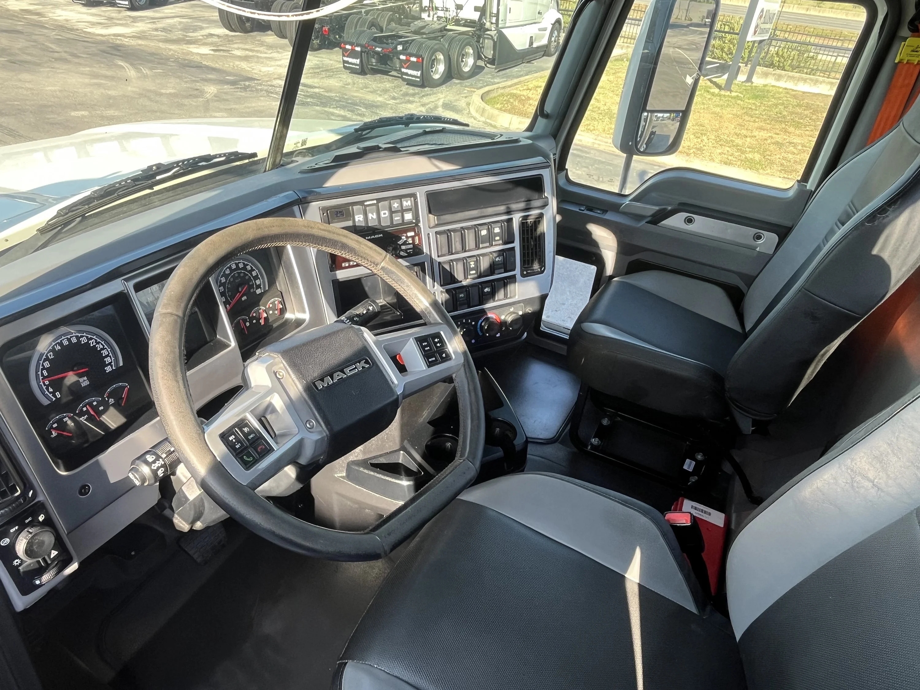2022 Mack Pinnacle in Austin, TX — photo 10