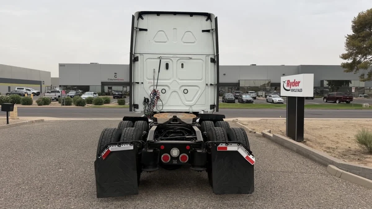 2023 Freightliner Cascadia in Phoenix, AZ — photo 5