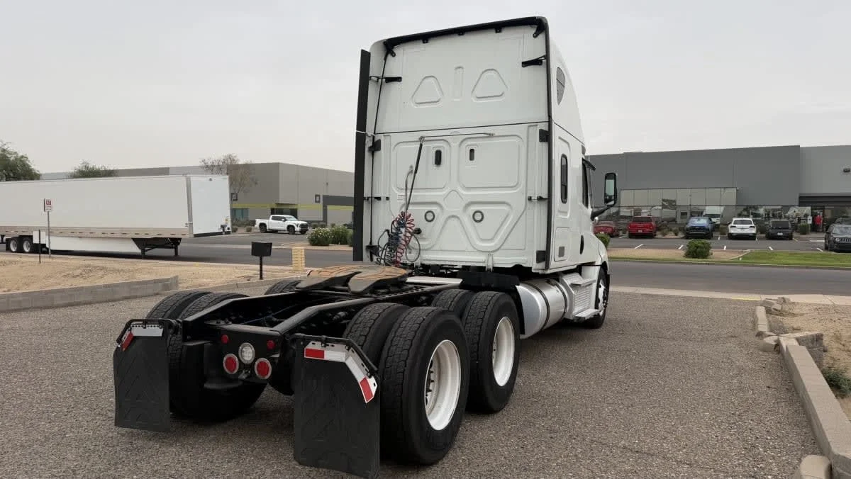 2023 Freightliner Cascadia in Phoenix, AZ — photo 4