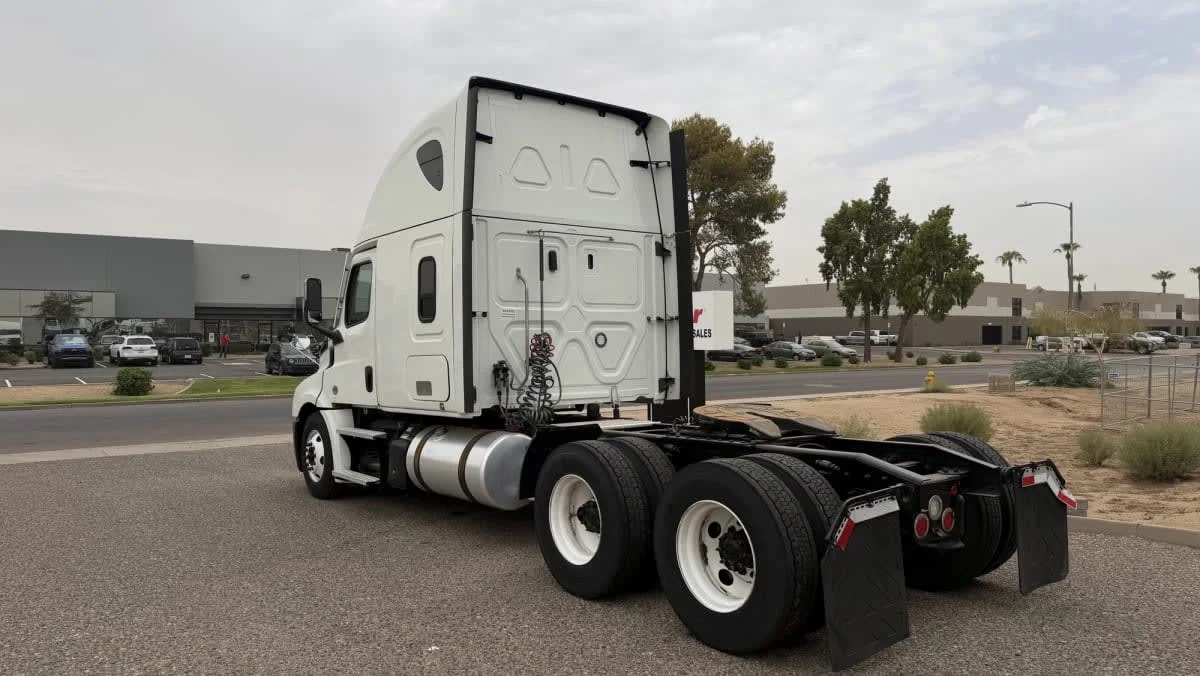 2023 Freightliner Cascadia in Phoenix, AZ — photo 6