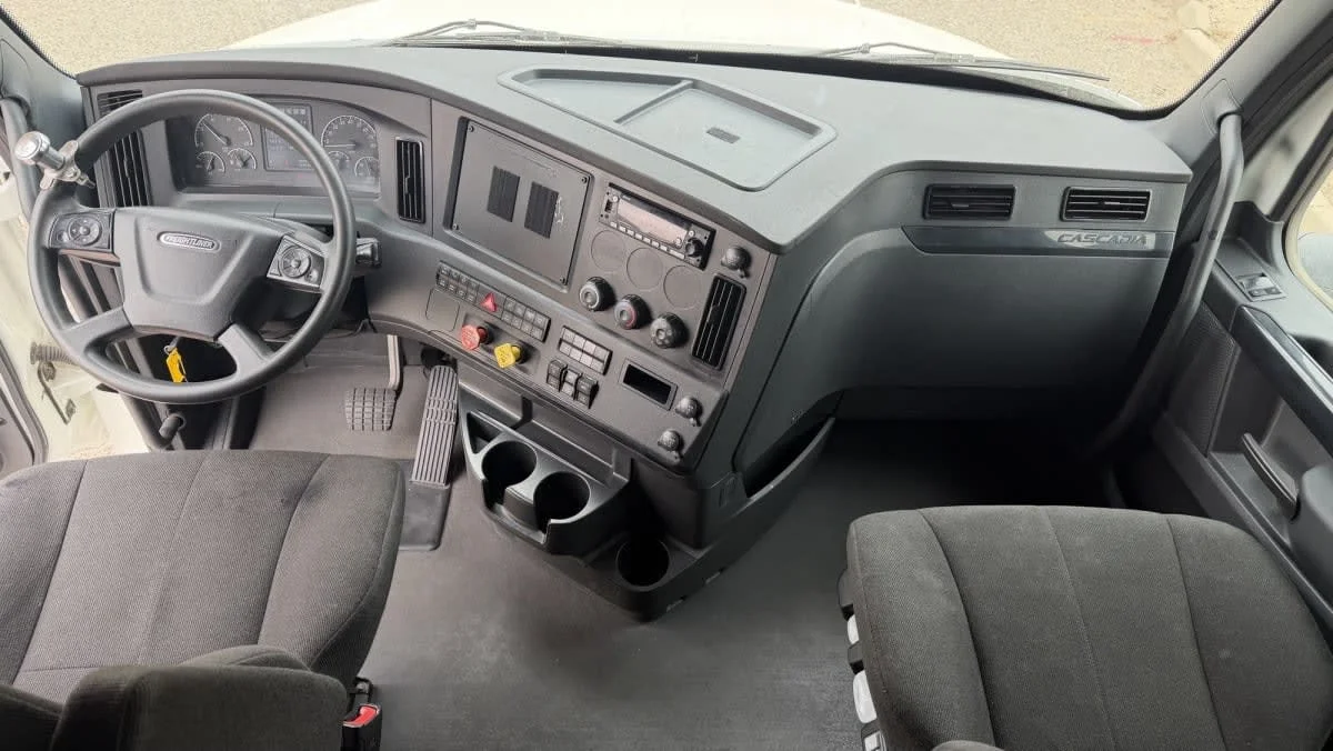 2023 Freightliner Cascadia in Phoenix, AZ — photo 7