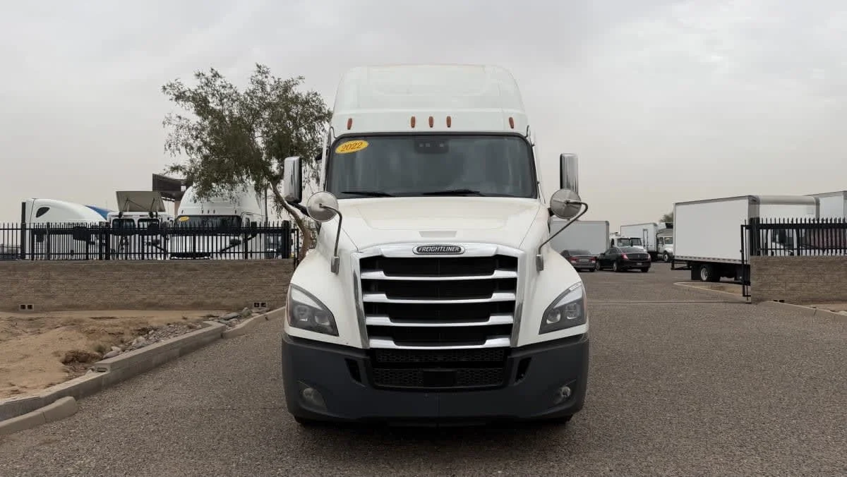 2023 Freightliner Cascadia in Phoenix, AZ — photo 2