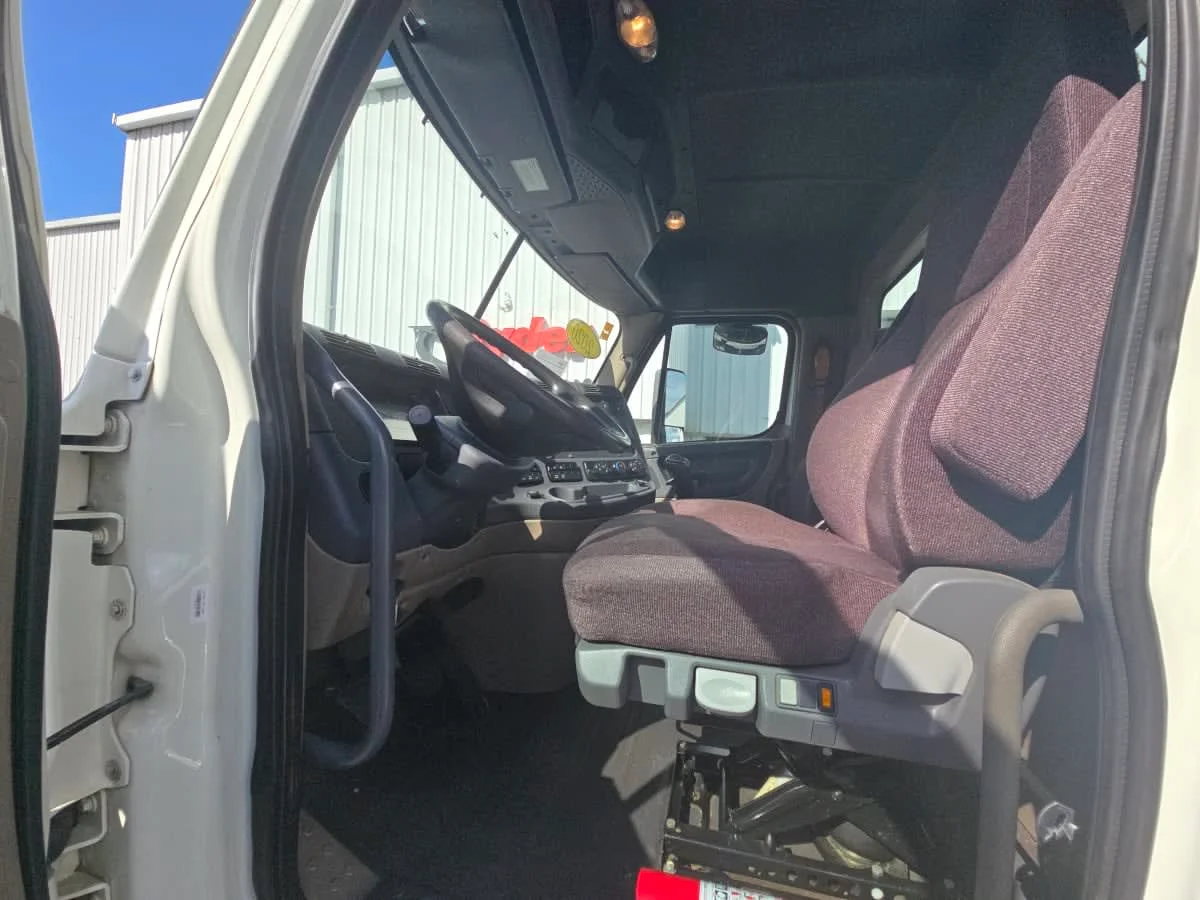 2020 Freightliner Cascadia in Doraville, GA — photo 7