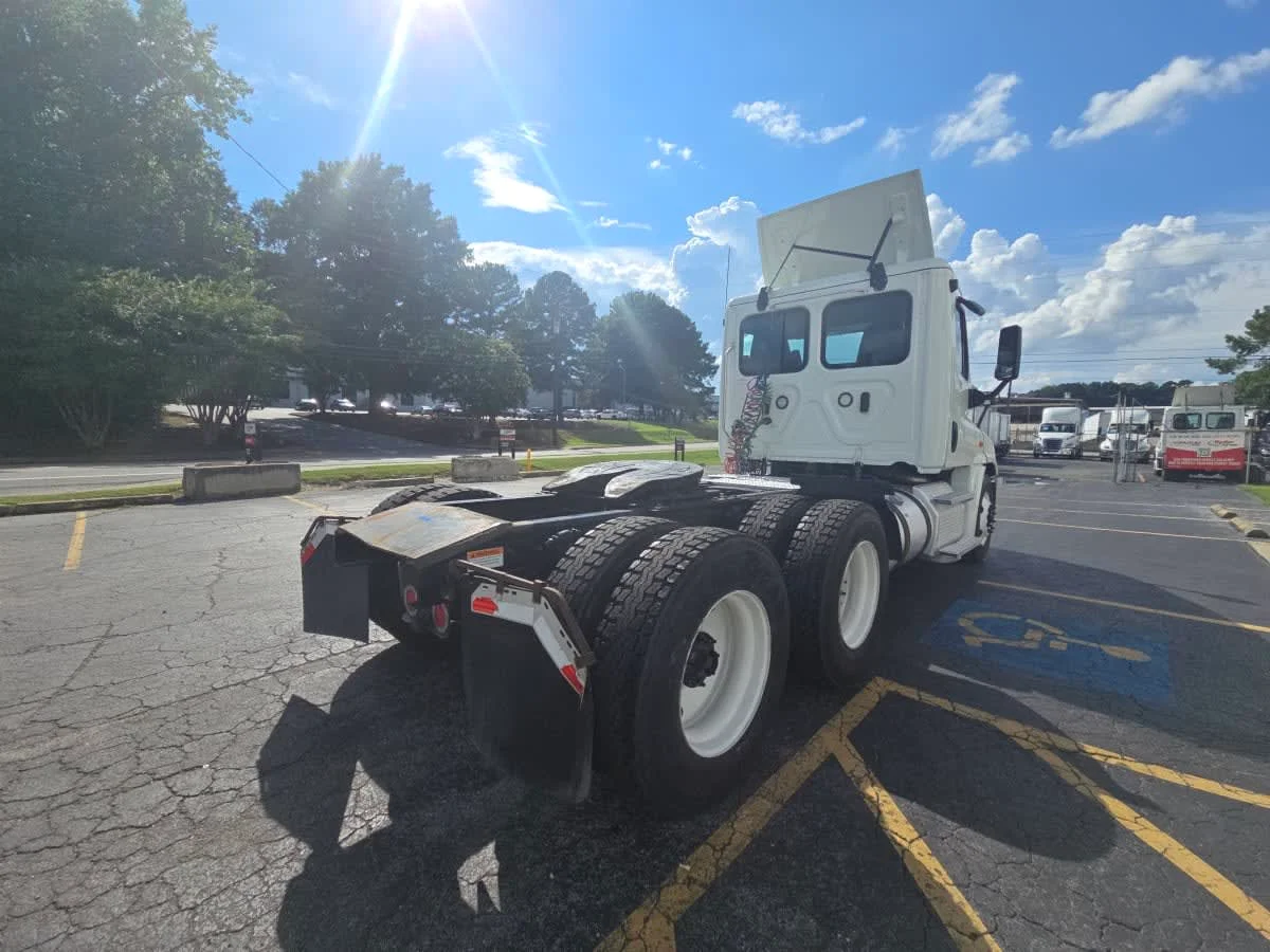 2020 Freightliner Cascadia in Doraville, GA — photo 4