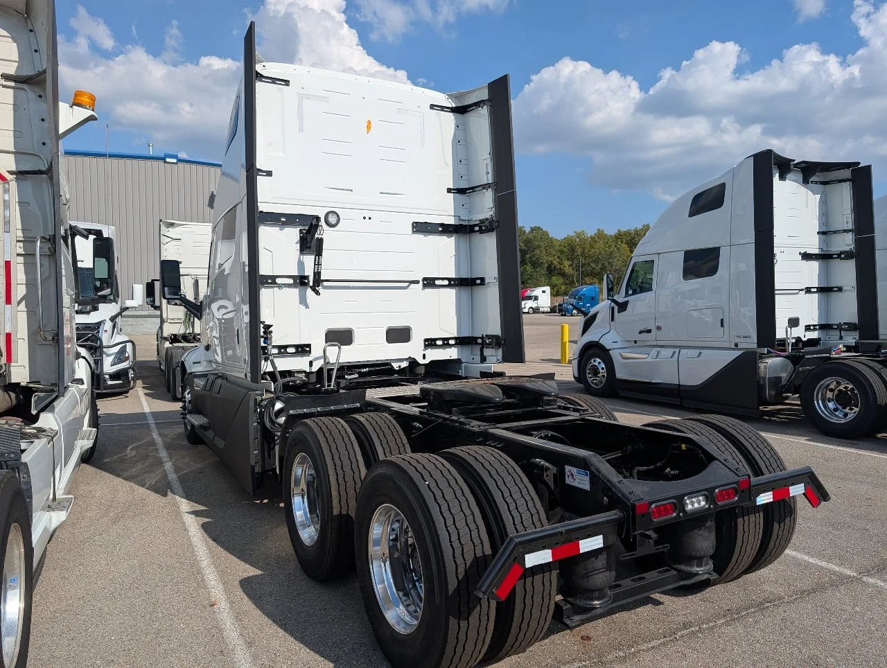 2026 Volvo VNL 860 in Flint, MI — photo 4