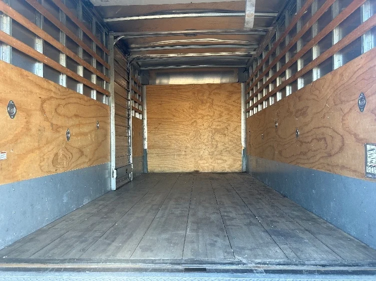 2022 Isuzu NRR - image 8