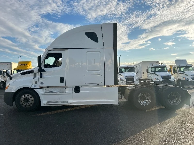 2022 Freightliner Cascadia - image 4