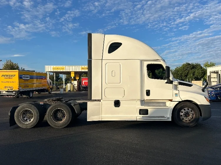 2022 Freightliner Cascadia - image 8