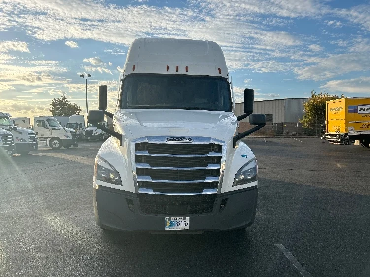 2022 Freightliner Cascadia - image 2