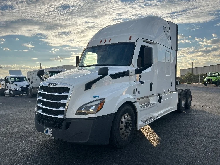 2022 Freightliner Cascadia - image 3