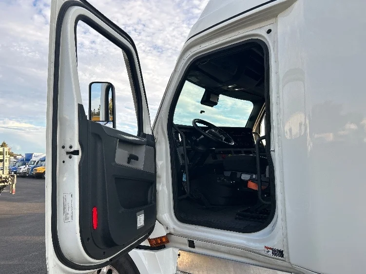 2022 Freightliner Cascadia - image 9