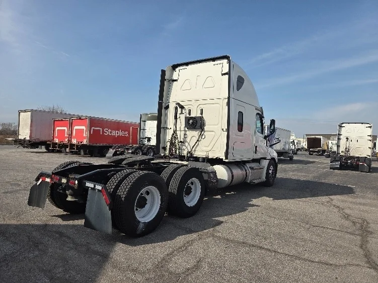 2021 Freightliner Cascadia - image 7