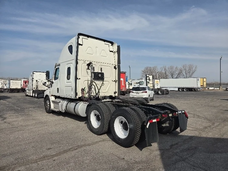 2021 Freightliner Cascadia - image 5