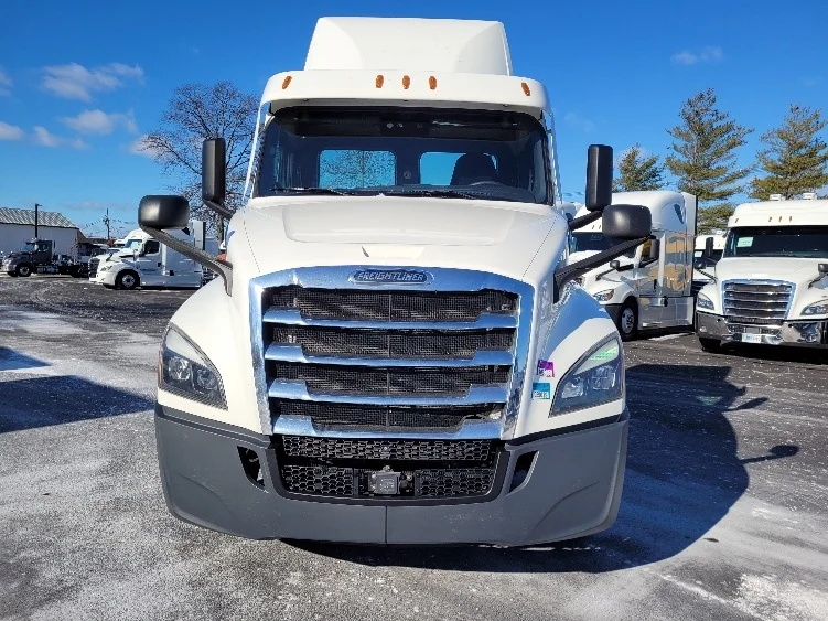 2020 Freightliner Cascadia - image 2