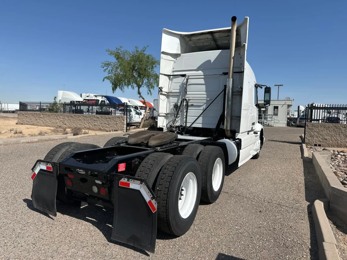 2019 Volvo VNR 640 - image 4