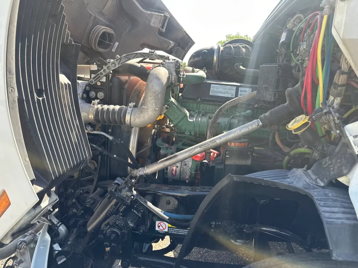 2019 Volvo VNR 640 - image 9