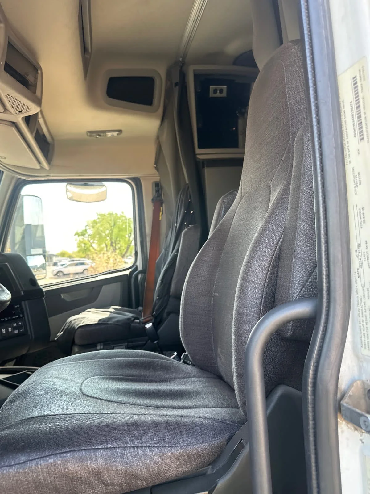2019 Volvo VNR 640 - image 12