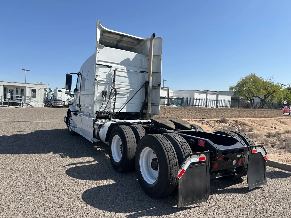 2019 Volvo VNR 640 - image 6