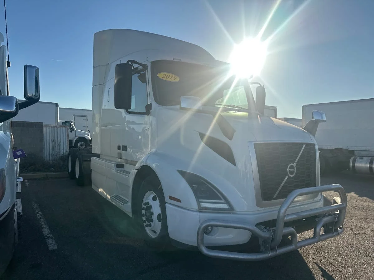 2019 Volvo VNR 640 - image 3